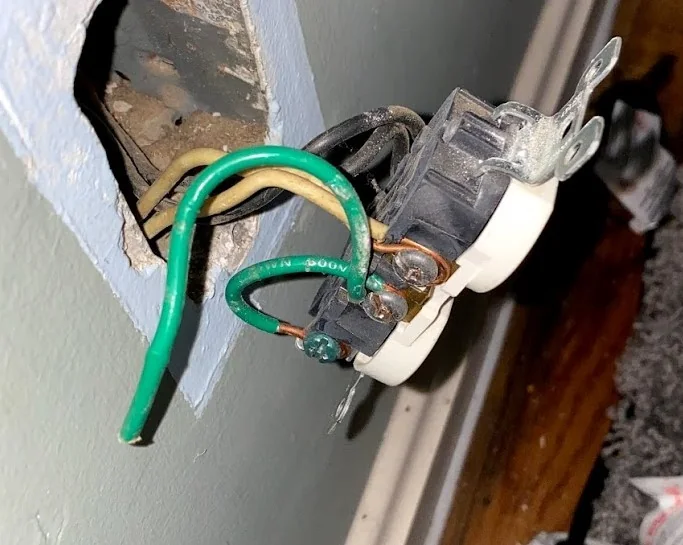 Electrical receptacle wiring related to a bootleg ground